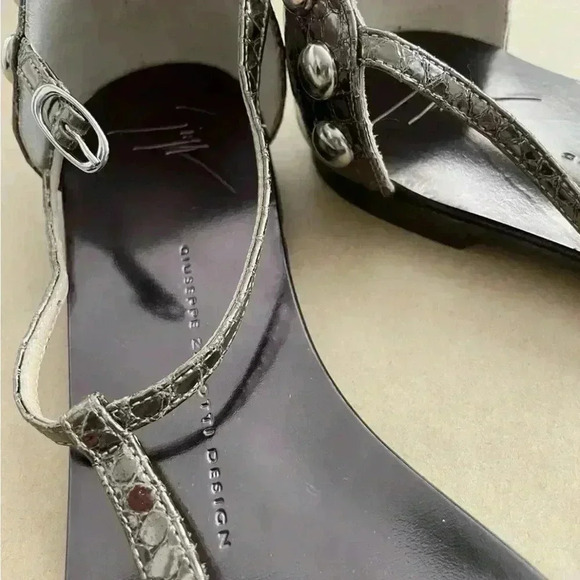 🆕Giuseppe Zanotti Silver Faux Snake Leather Studded T Strap Sandals Size 39 - Picture 5 of 7
